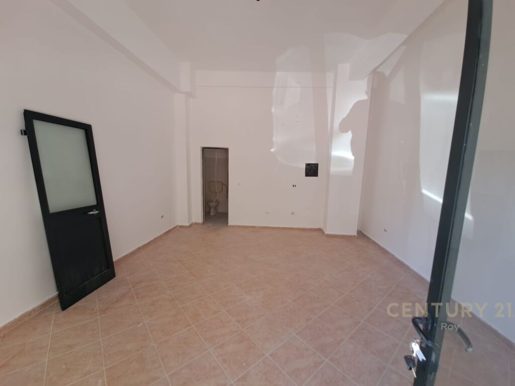1+1 Shop for Sale on the Beach near Karburant Iliria, Durrës - €42,000 | 27.2 m²