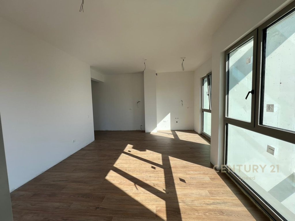 We offer a 2+1+2 apartment + 2 parking spaces for rent at Bulevardi i Ri!