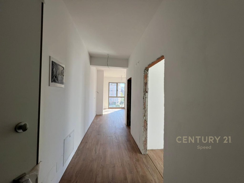 We offer a 2+1+2 apartment + 2 parking spaces for rent at Bulevardi i Ri!