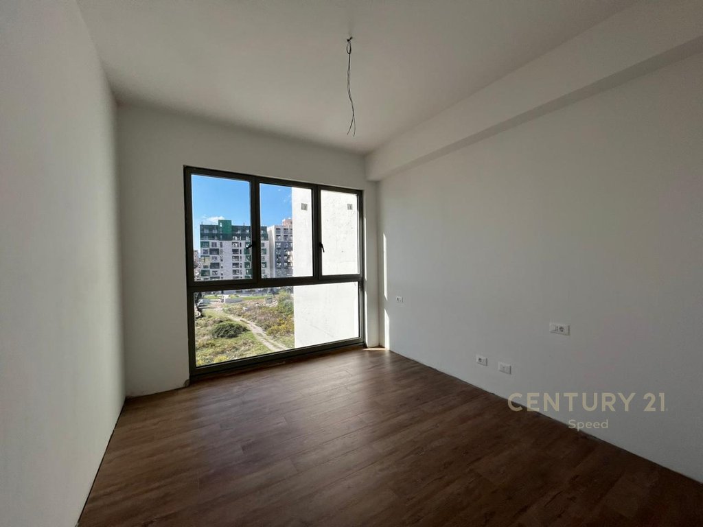 We offer a 2+1+2 apartment + 2 parking spaces for rent at Bulevardi i Ri!