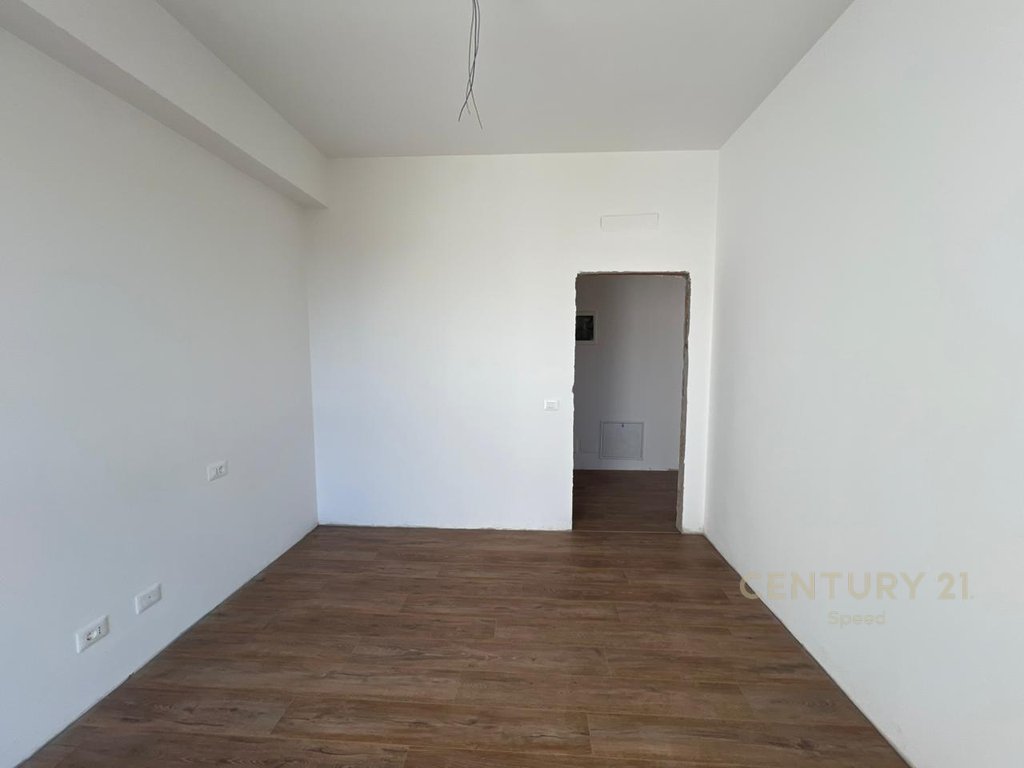 We offer a 2+1+2 apartment + 2 parking spaces for rent at Bulevardi i Ri!