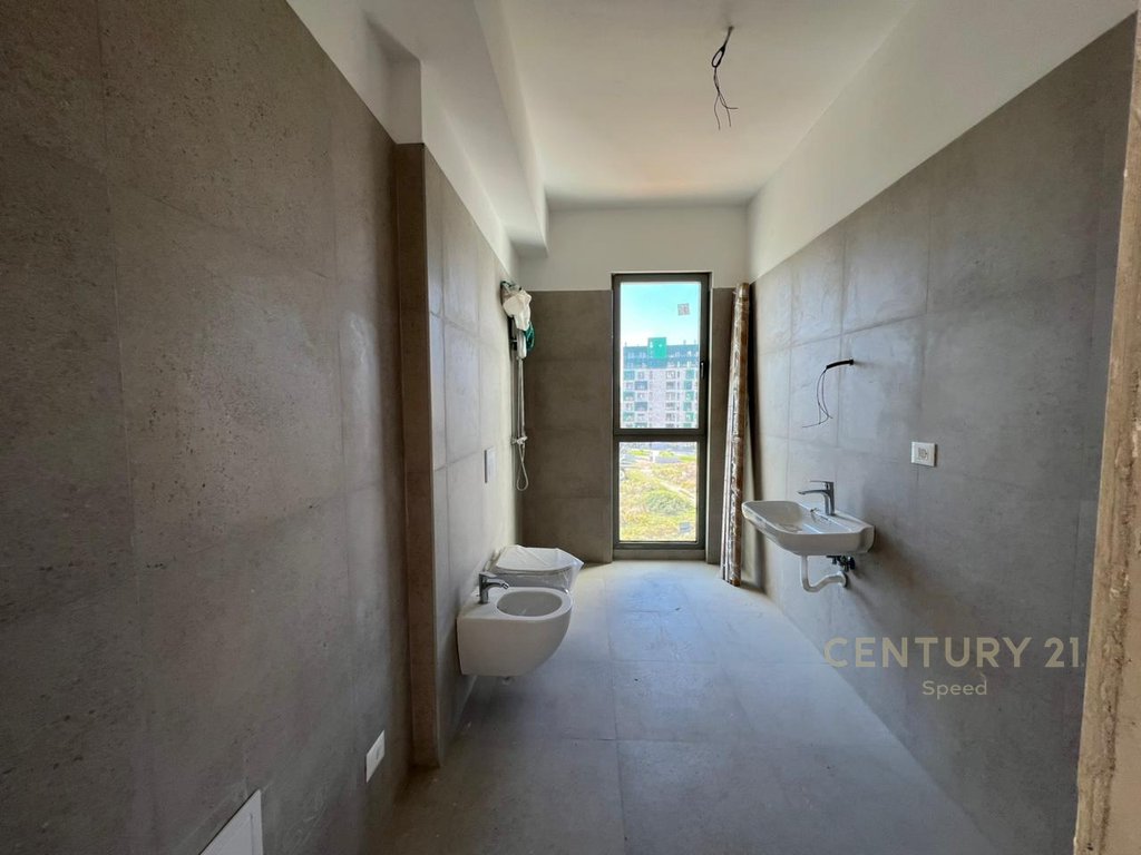 We offer a 2+1+2 apartment + 2 parking spaces for rent at Bulevardi i Ri!