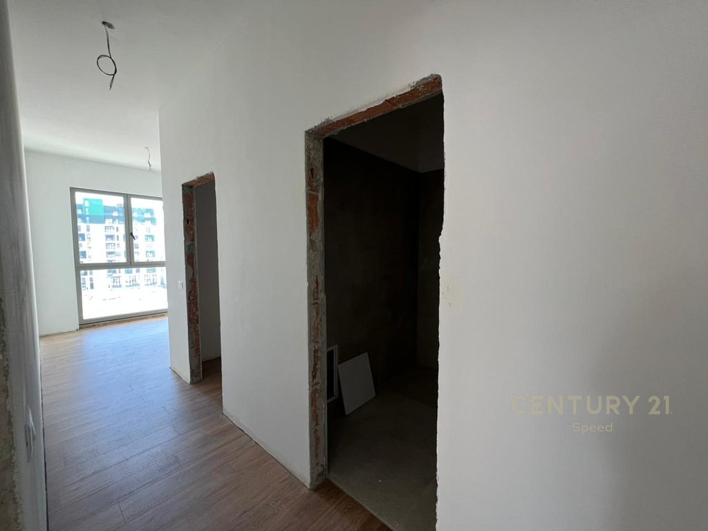 We offer a 2+1+2 apartment + 2 parking spaces for rent at Bulevardi i Ri!