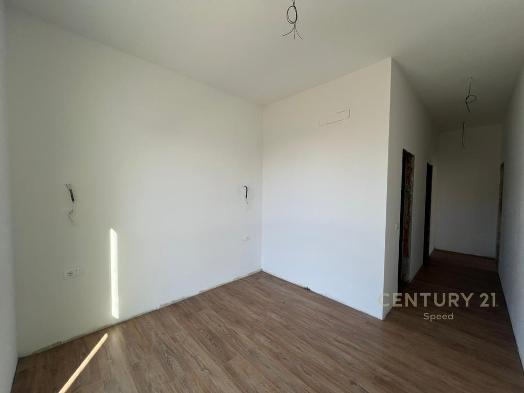 We offer a 2+1+2 apartment + 2 parking spaces for rent at Bulevardi i Ri!