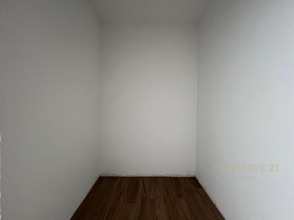 We offer a 2+1+2 apartment + 2 parking spaces for rent at Bulevardi i Ri!