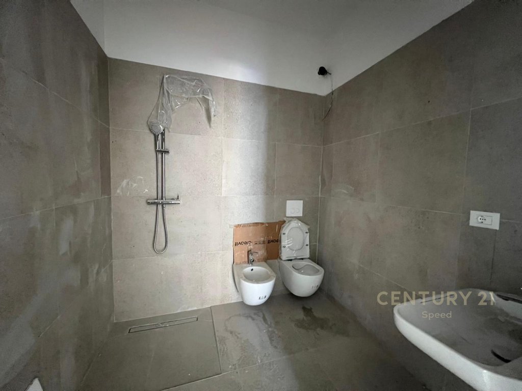 We offer a 2+1+2 apartment + 2 parking spaces for rent at Bulevardi i Ri!