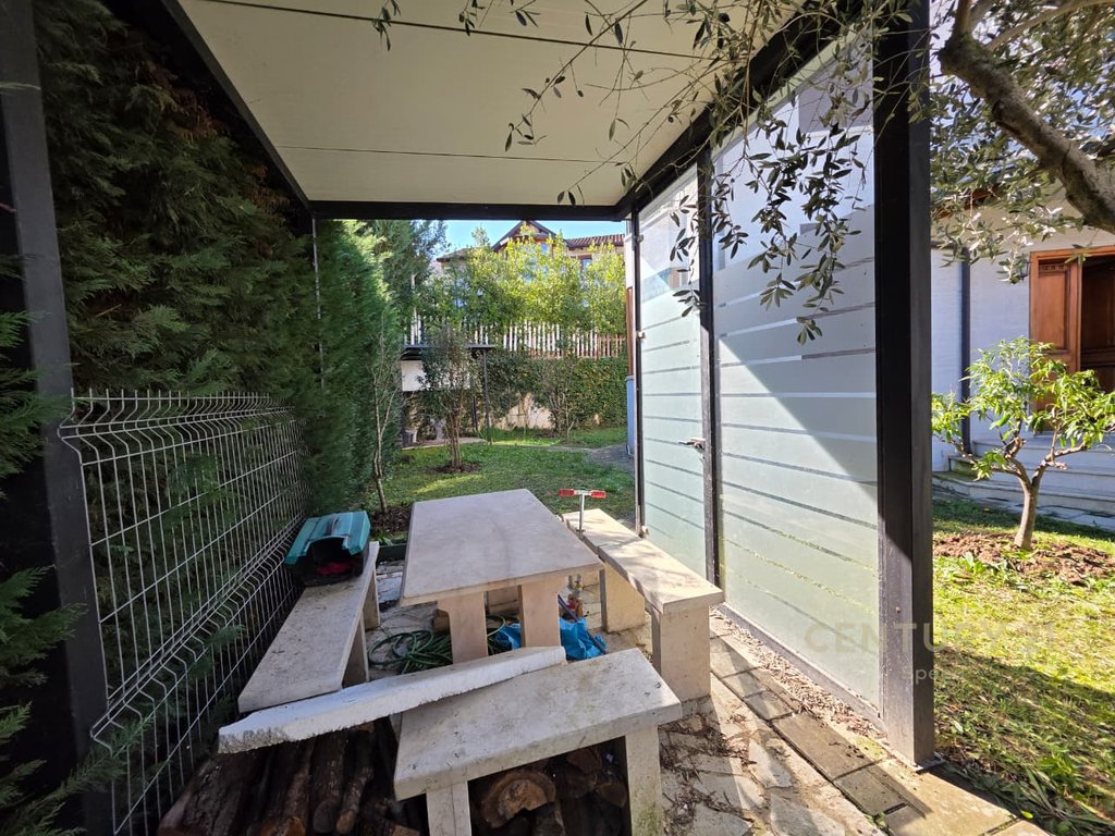 We offer a villa with a yard for rent in one of the best complexes on the outskirts of Tirana!