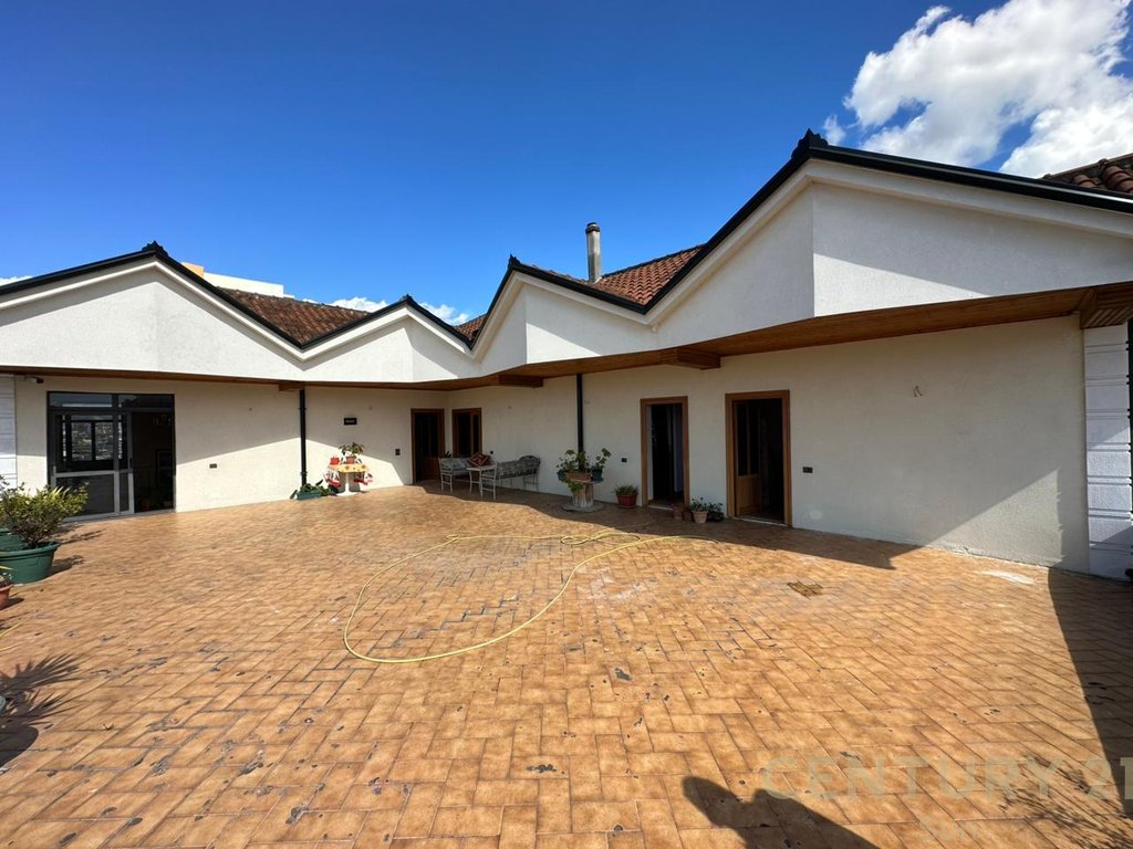 VILE FOR RENT IN UNAZA E RE!