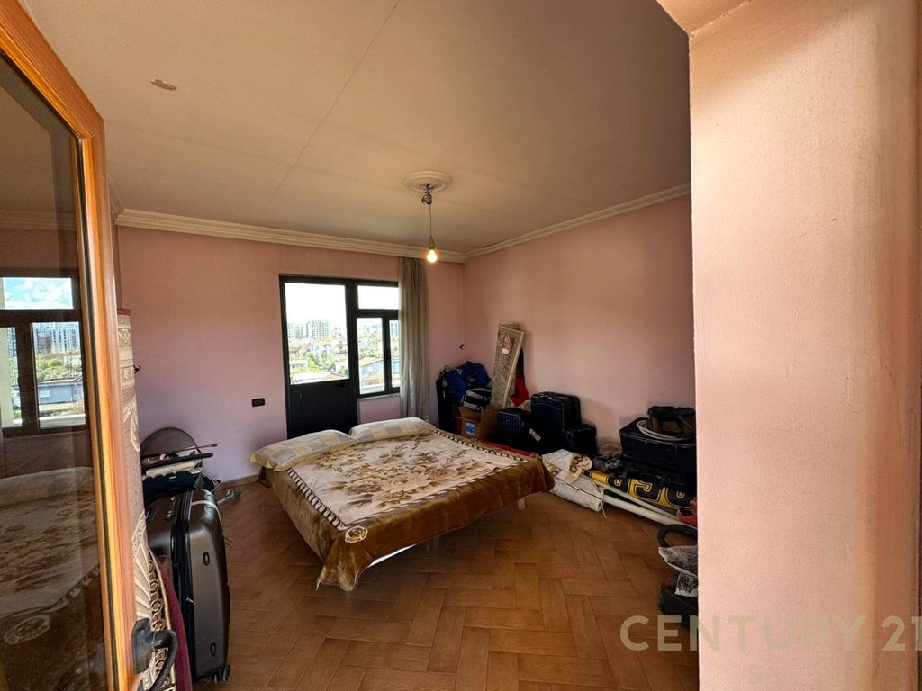 VILE FOR RENT IN UNAZA E RE!