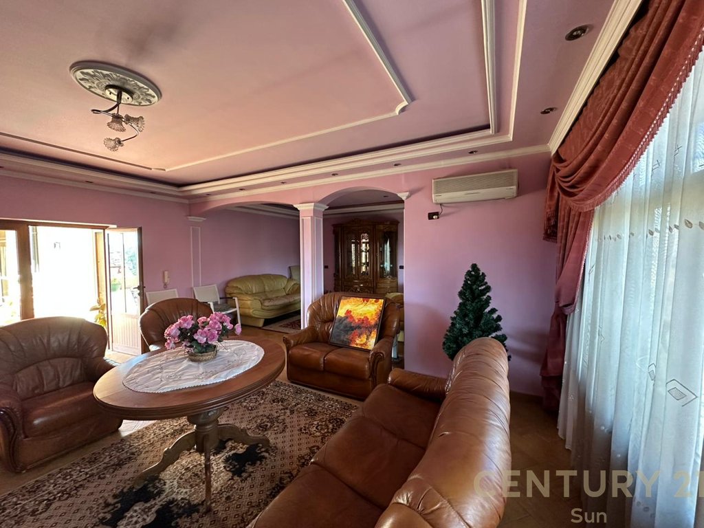 VILE FOR RENT IN UNAZA E RE!