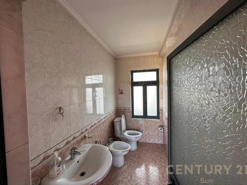 VILE FOR RENT IN UNAZA E RE!