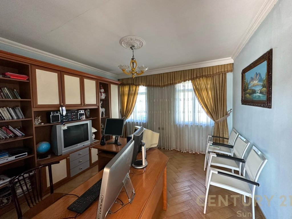 VILE FOR RENT IN UNAZA E RE!