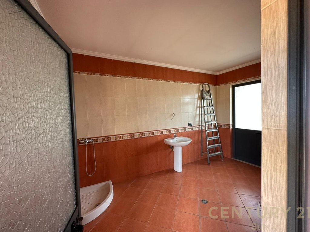 VILE FOR RENT IN UNAZA E RE!