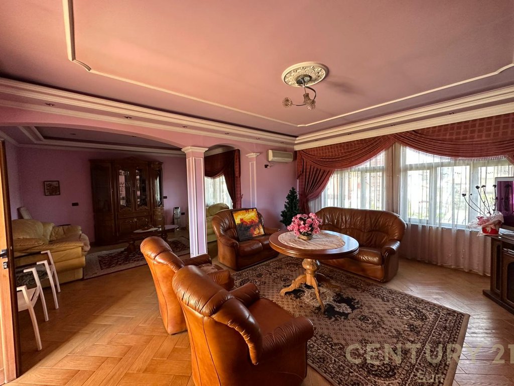 VILE FOR RENT IN UNAZA E RE!
