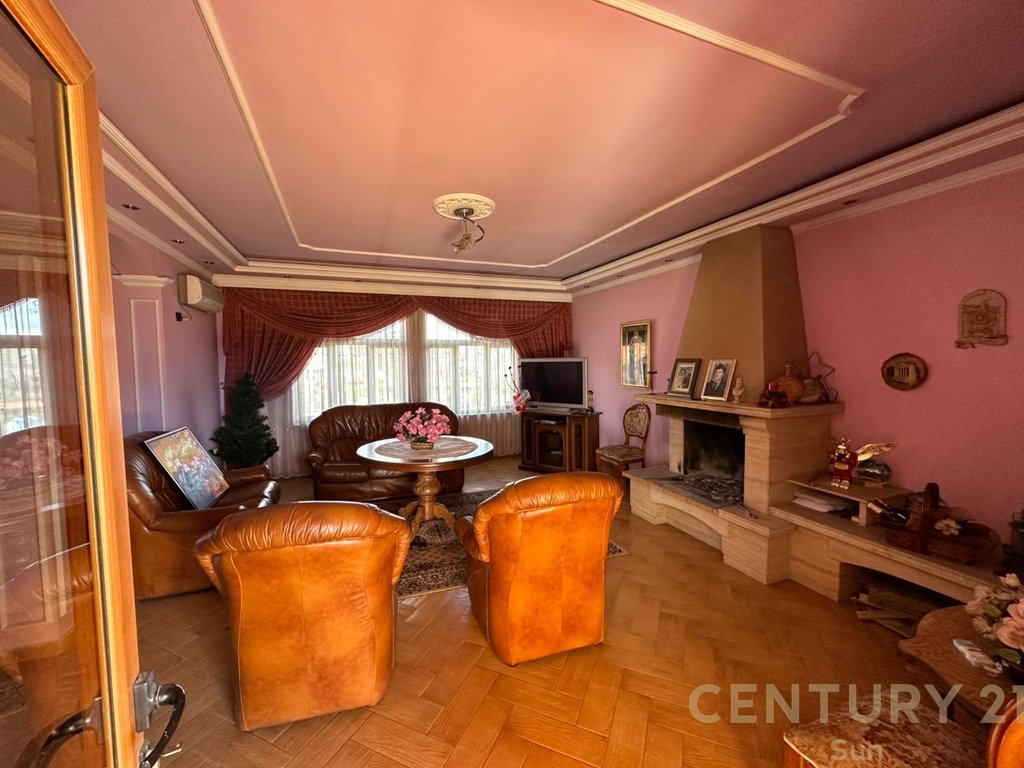 VILE FOR RENT IN UNAZA E RE!