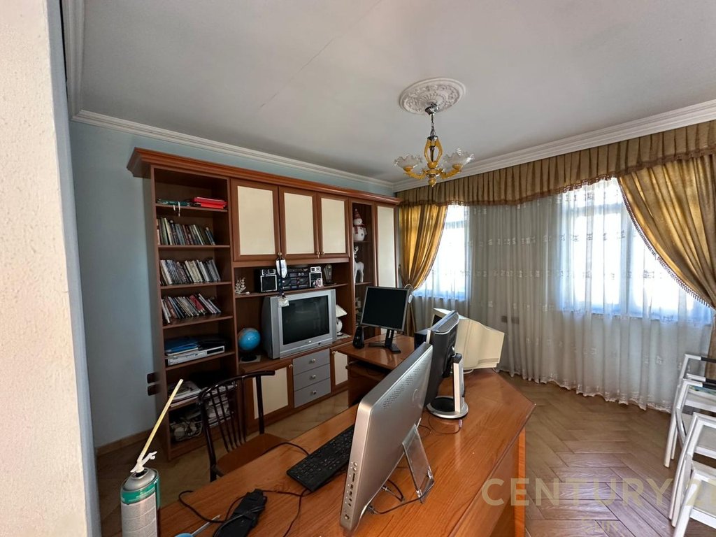 VILE FOR RENT IN UNAZA E RE!