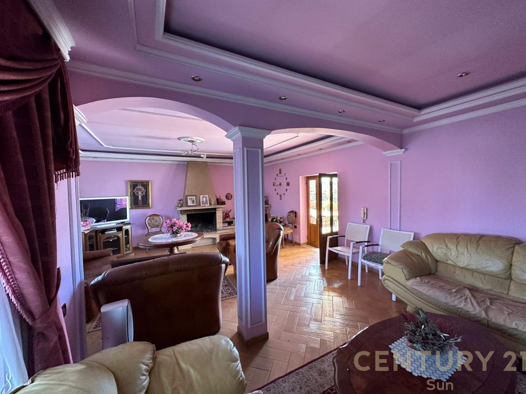 VILE FOR RENT IN UNAZA E RE!