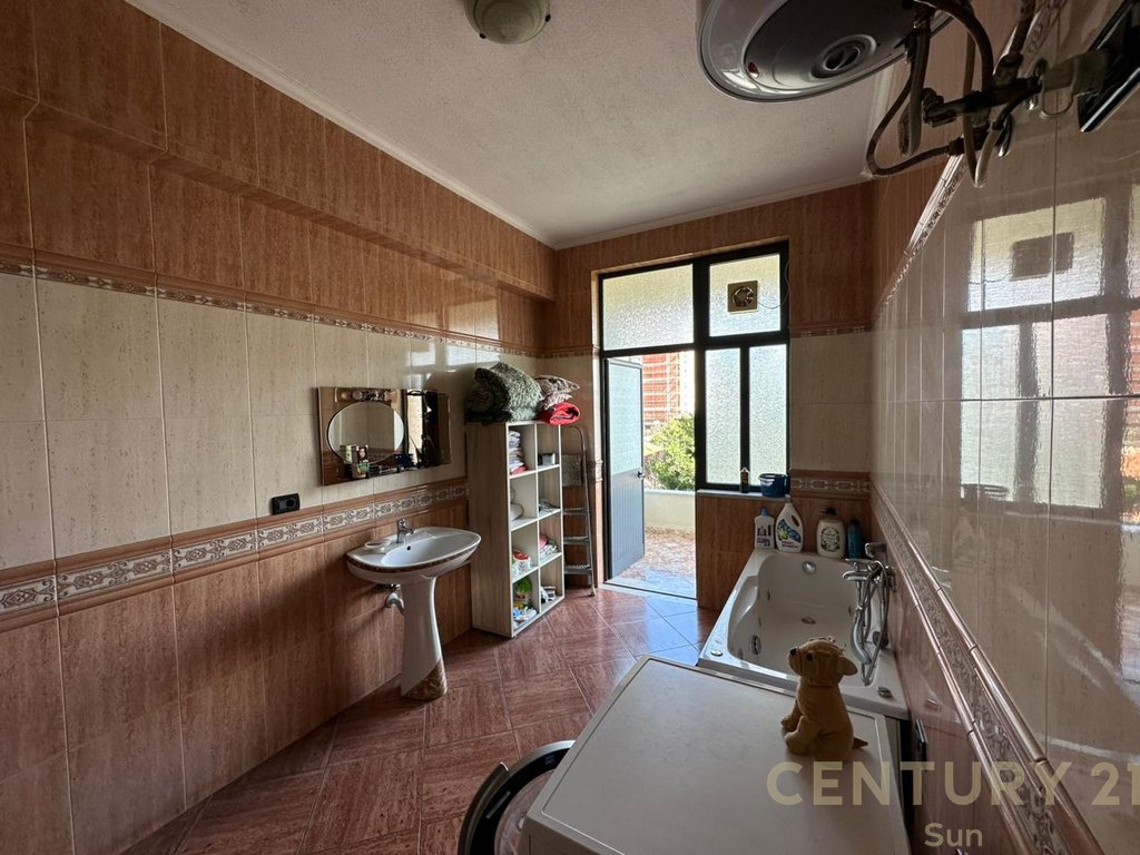 VILE FOR RENT IN UNAZA E RE!
