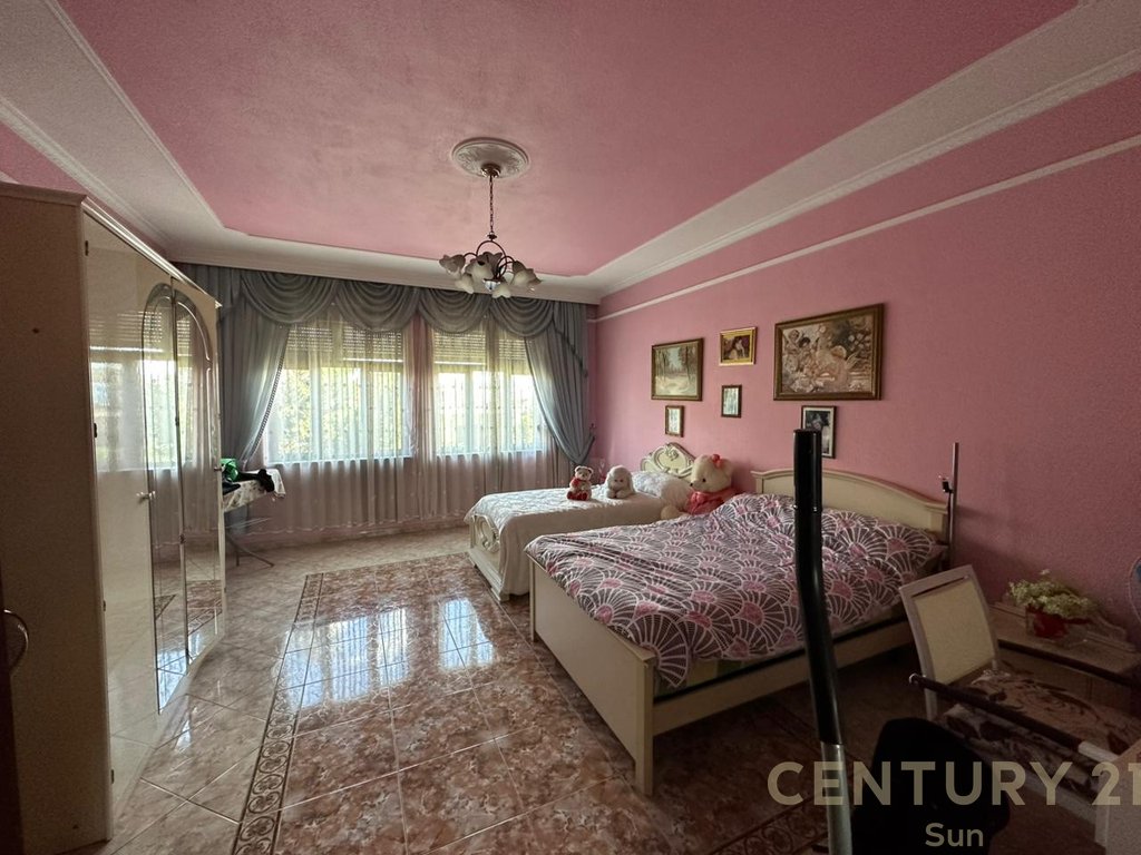 VILE FOR RENT IN UNAZA E RE!