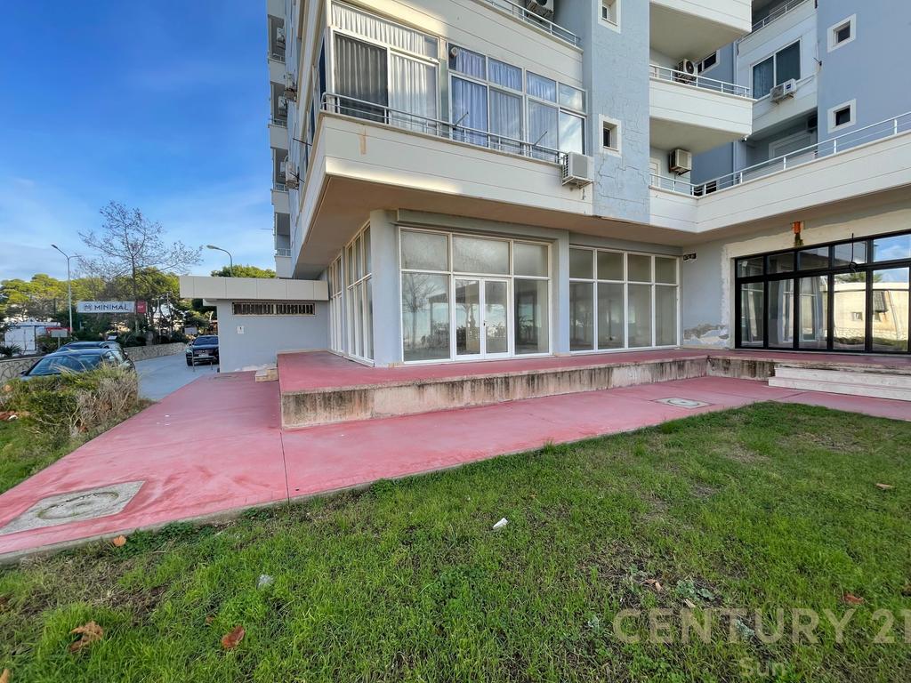 COMMERCIAL SPACE AND PARKING AREA FOR SALE, OLD BEACH-VLORE!
