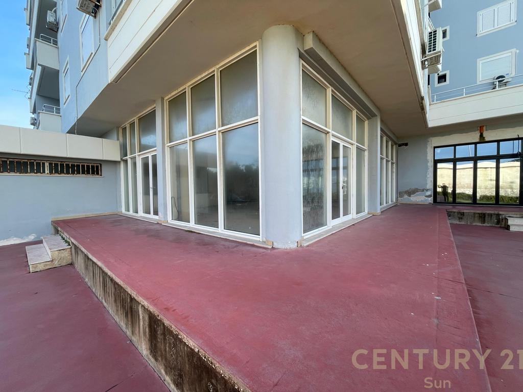 COMMERCIAL SPACE AND PARKING AREA FOR SALE, OLD BEACH-VLORE!