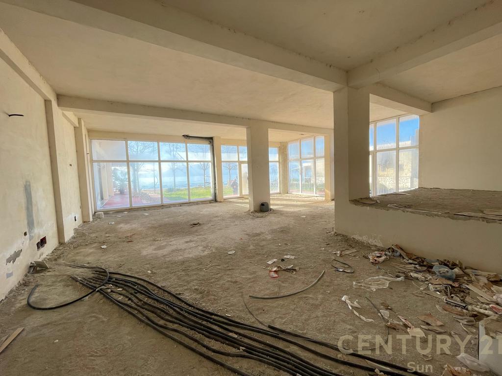 COMMERCIAL SPACE AND PARKING AREA FOR SALE, OLD BEACH-VLORE!