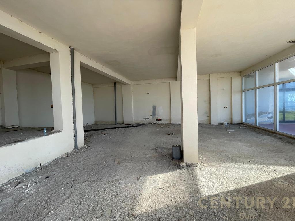 COMMERCIAL SPACE AND PARKING AREA FOR SALE, OLD BEACH-VLORE!