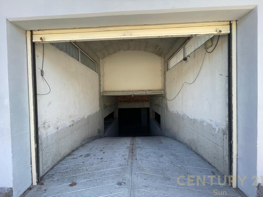 COMMERCIAL SPACE AND PARKING AREA FOR SALE, OLD BEACH-VLORE!