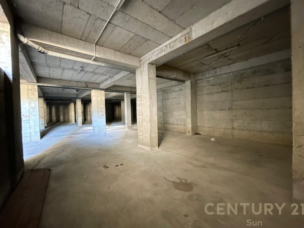 COMMERCIAL SPACE AND PARKING AREA FOR SALE, OLD BEACH-VLORE!