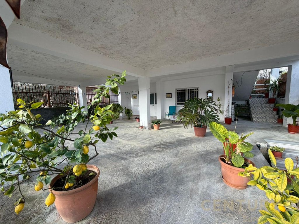 FOR SALE 3-STOREY BUILDING IN SELITE!