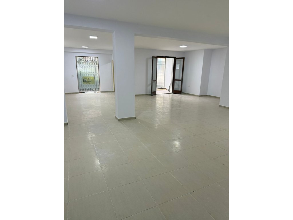 OPPORTUNITY โ COMMERCIAL SPACE FOR SALE 90 mยฒ BY THE ROAD, ABOVE THE ZOOLOGICAL GARDEN โ NEAR THE NEW MOSQUE!