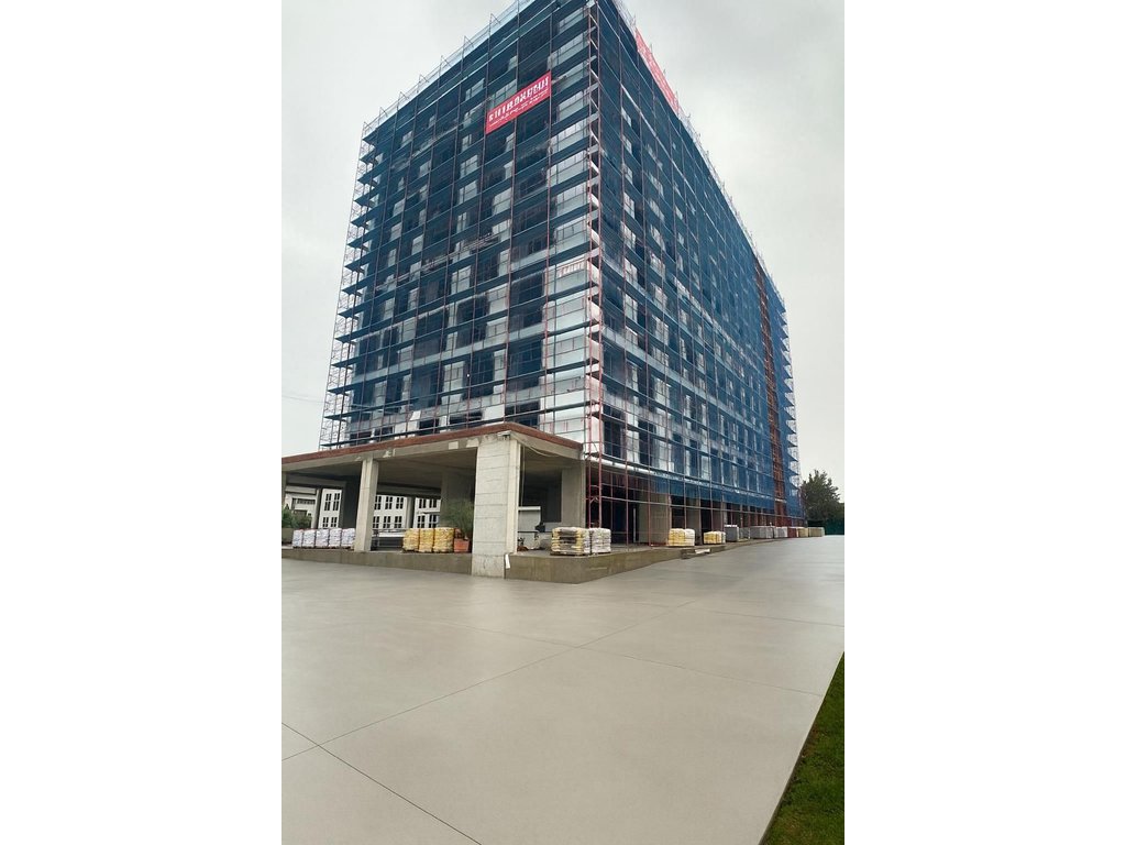 COMMERCIAL SPACE – GROUND FLOOR – ENTIRE FACADE WITH GLASS!