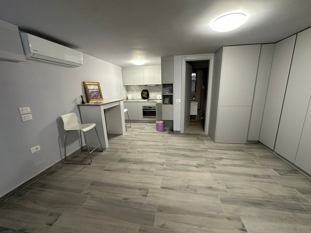 Commercial space for rent on Jordan Misja Street
