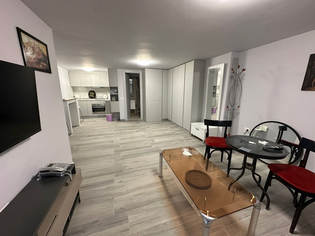 Commercial space for rent on Jordan Misja Street