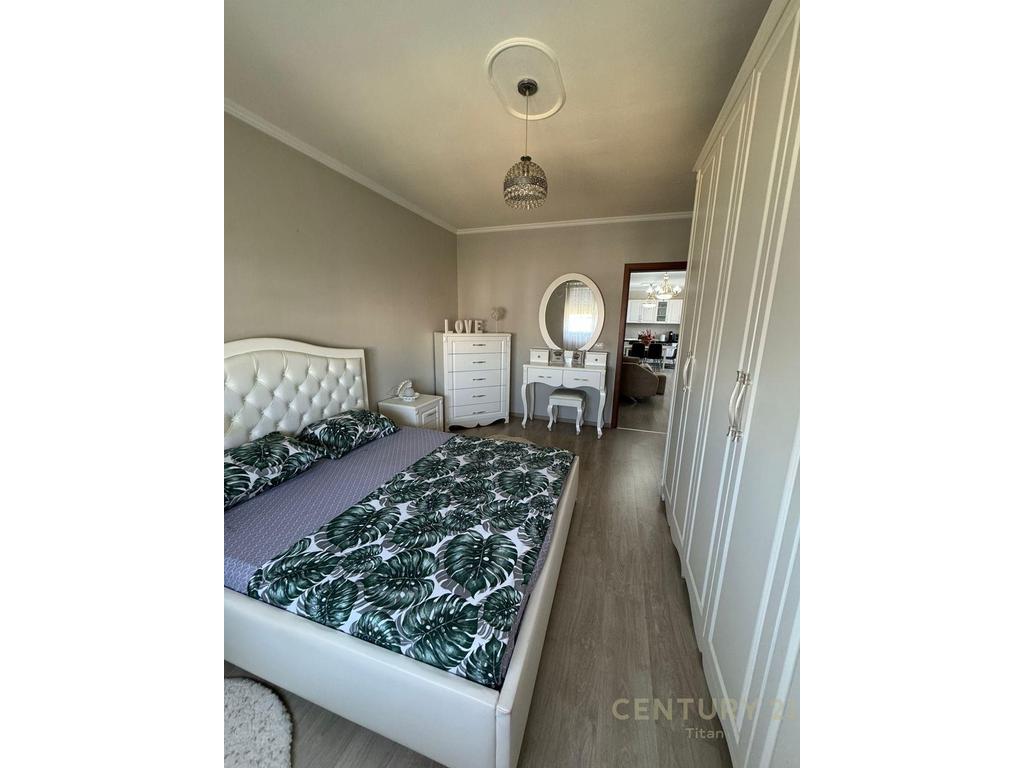 Shitet Apartament 2+1+2 tek Oxhaku