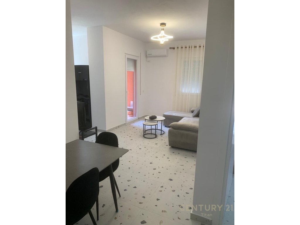 Apartament 1+1 per qira te 5 Maji totalisht i mobiluar.