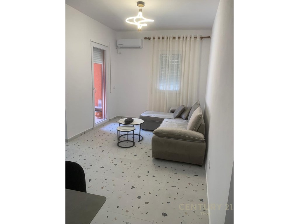 Apartament 1+1 per qira te 5 Maji totalisht i mobiluar.