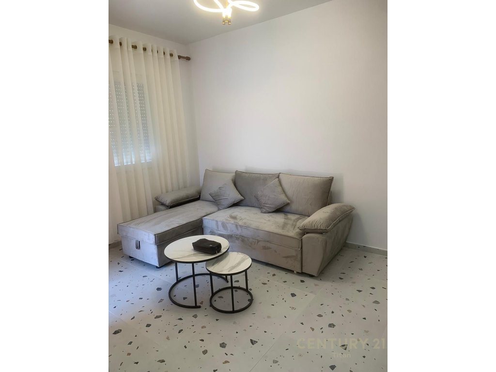 Apartament 1+1 per qira te 5 Maji totalisht i mobiluar.