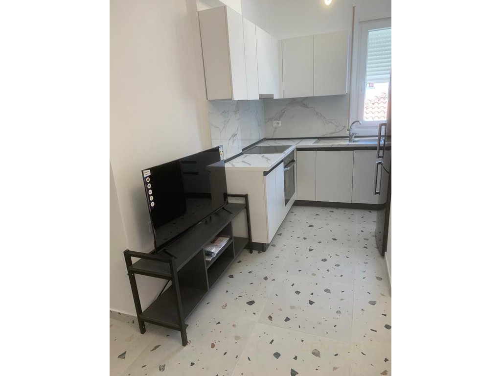 Apartament 1+1 per qira te 5 Maji totalisht i mobiluar.