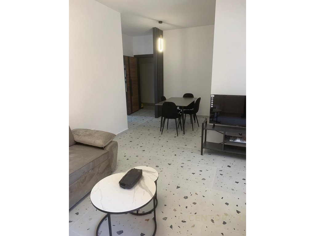 Apartament 1+1 per qira te 5 Maji totalisht i mobiluar.