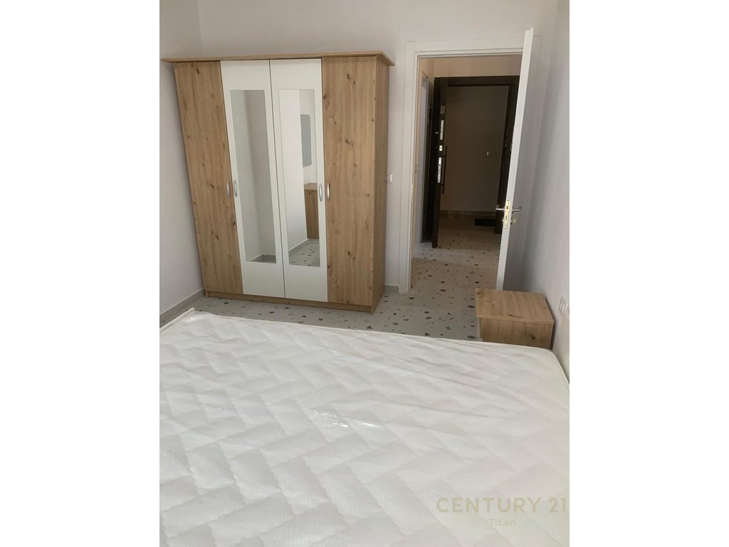 Apartament 1+1 per qira te 5 Maji totalisht i mobiluar.