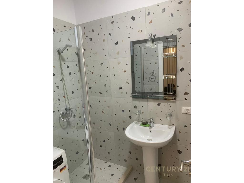 Apartament 1+1 per qira te 5 Maji totalisht i mobiluar.