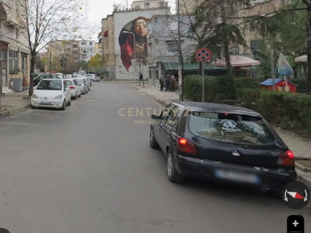 For sale: 81 m² space on the ground floor on Irfan Tomini Street with parking!