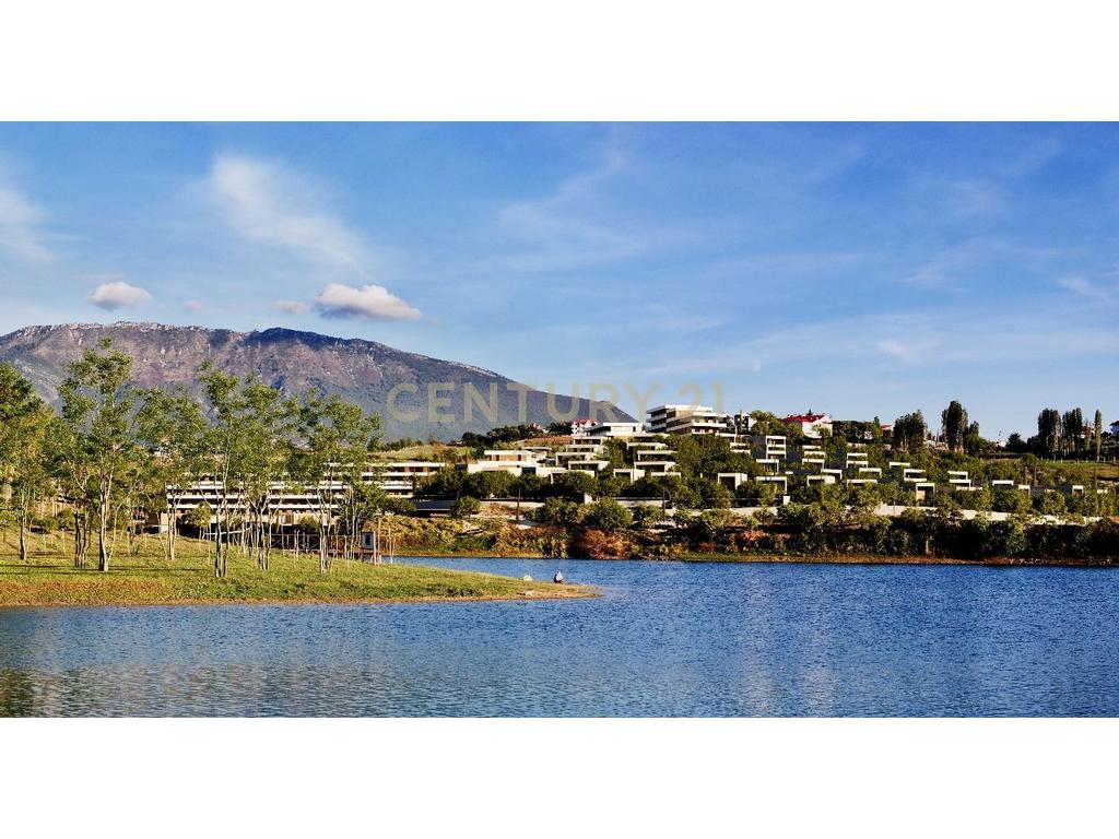 Luxury villa with a 492 m² plot in Farka Lake Front