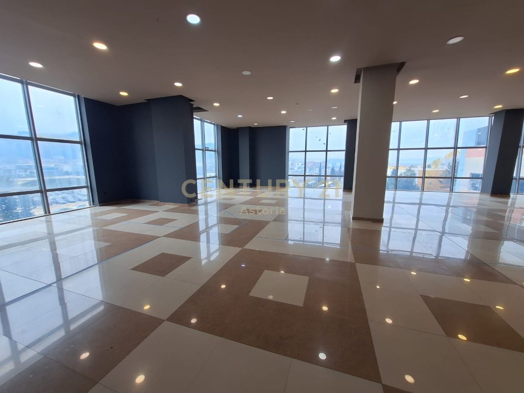 COMMERCIAL SPACE FOR RENT NEXT TO THE ROAD ON THE TIRANA-DURRES HIGHWAY.
