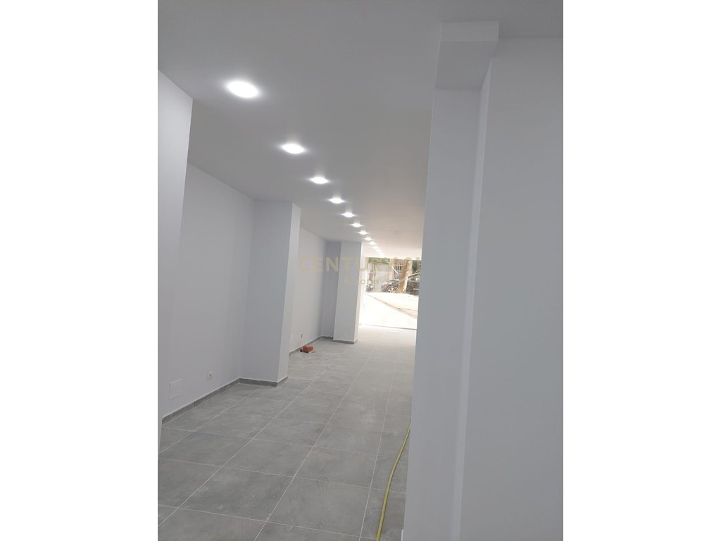 Opportunity!!! Commercial Space 154m2 for Sale in Fresk