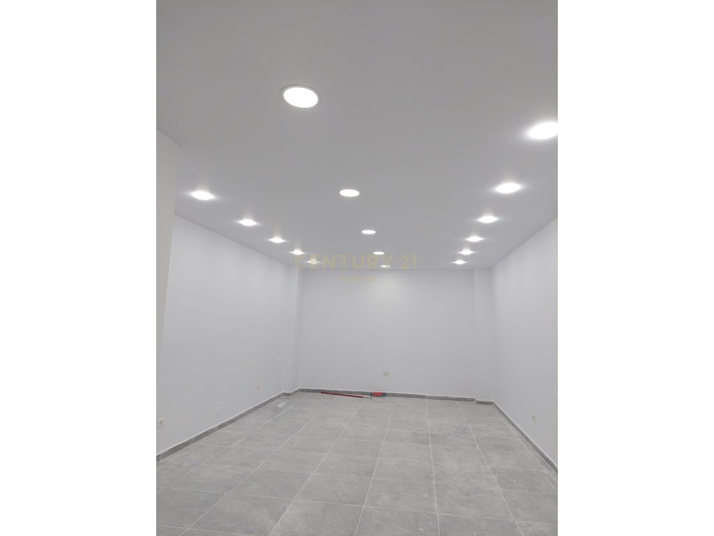 Opportunity!!! Commercial Space 154m2 for Sale in Fresk