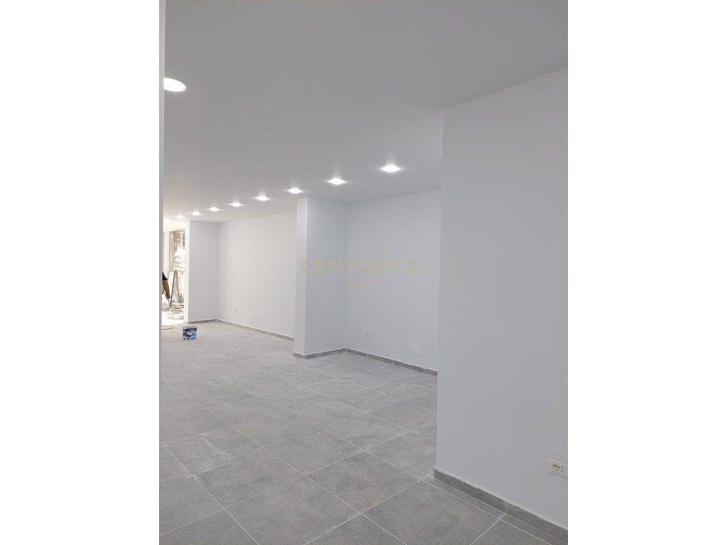 Opportunity!!! Commercial Space 154m2 for Sale in Fresk