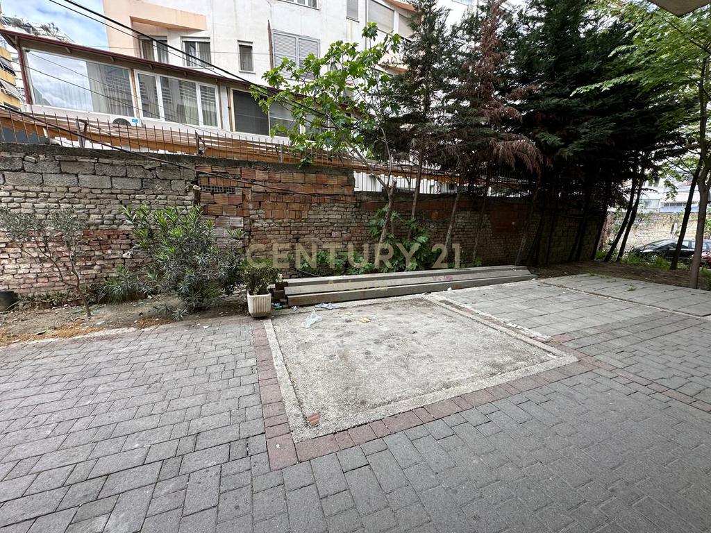 Great Business Opportunity in the Municipality of Paris – Floor 0 with Veranda