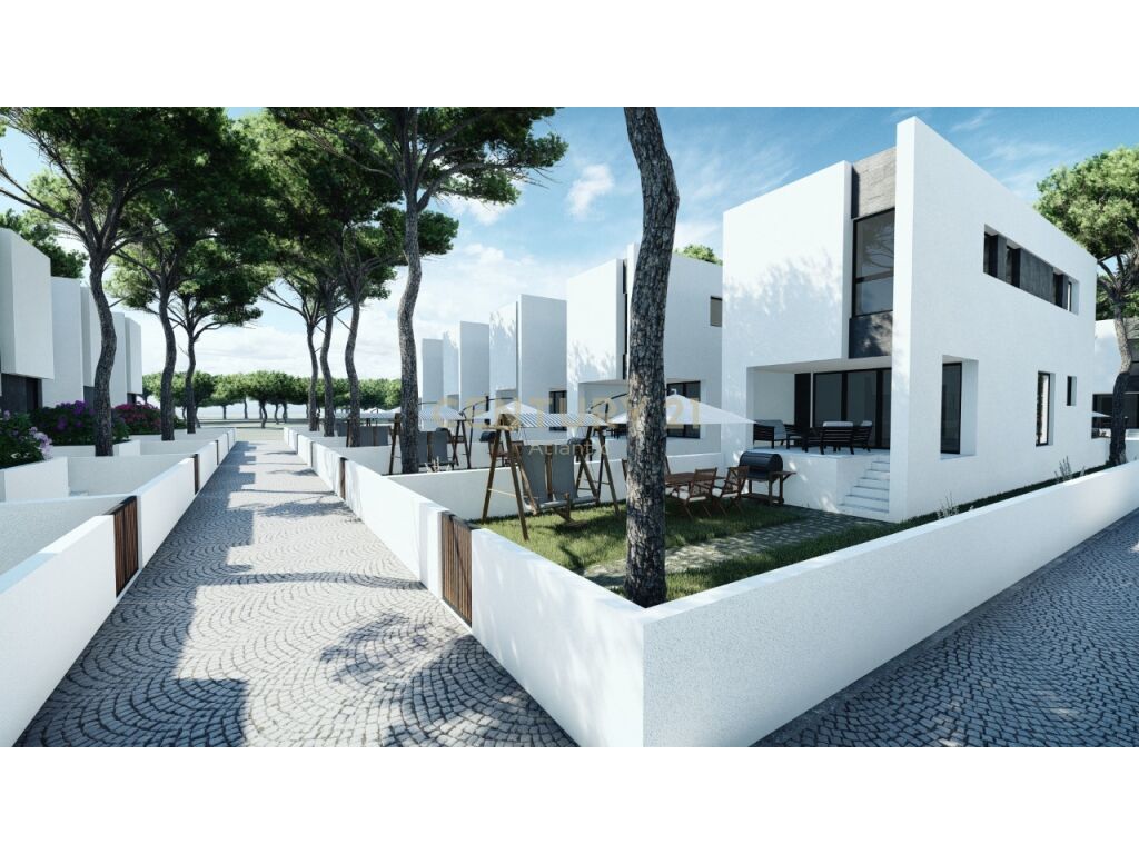 VILLA WITH COURTYARD FOR SALE IN TORQUOISE MARINA!